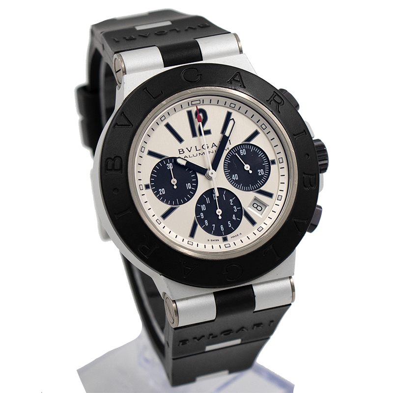 This Diagono chronograph features a 44mm aluminum case, a black rubber bezel & strap. Its powered by an automatic chronograph movement and runs great! The watch came to our store as a trade for another watch and does not come with box or papers. Please let us know if you have any questions about this amazing Bvlgari timepiece!