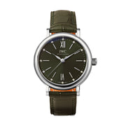 Since 1984, Portofino watches have combined the ease of the Mediterranean lifestyle with a touch of glamour and timeless elegance. With its reduced diameter of 34 millimeters, the feminine and elegant Portofino Automatic 34 fits perfectly on slender wrists and offers a high wearing comfort. This model has a classic stainless steel case. Rhodium-plated hands and appliqus create a beautiful contrast to the deep green dial, on which twelve sparkling diamonds mark the hours. This ladies watch is fit