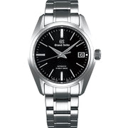 A Mechanical Hi-Beat 36000 features only a special movement that passed the Grand Seiko Special Standard test, which imposes more stringent precision criteria on itself than the normal 9S Mechanical movements. As a symbol of the movement that passed the high precision criterion accuracy (when static) : +4 to -2 seconds per day, the word SPECIAL is inscribed on the dial, and the Grand Seiko lion emblem in 18K yellow gold on the oscillating weight can be viewed though the see-through case back. Th
