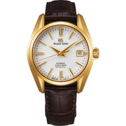 A Mechanical Hi-Beat 36000 features only a special movement that passed the Grand Seiko Special Standard test, which imposes more stringent precision criteria on itself than the normal 9S Mechanical movements. As a symbol of the movement that passed the high precision criterion accuracy (when static) : +4 to -2 seconds per day, the word SPECIAL is inscribed on the dial, and the Grand Seiko lion emblem in 18K yellow gold on the oscillating weight can be viewed though the see-through case back. Th