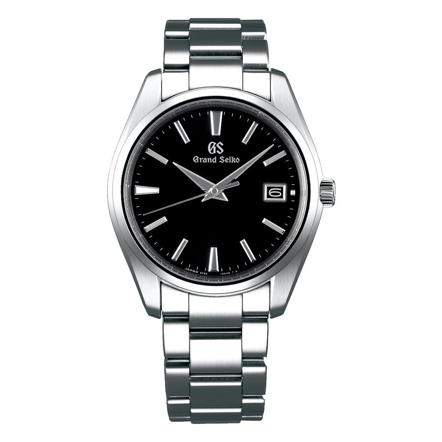The 9F Quartz Model of the Heritage Collection, which has been developed in pursuit of perfection, has been upgraded with the new 9F85 caliber.Caliber 9F85 has a time difference adjustment function that allows the hour hand to be adjusted without stopping the seconds hand and thus preserving its high precision when the wearer changes time zones.The case utilizes perfect mirror-finished surfaces created using Zaratsu polishing, and combines beautiful and shining mirror-finished and hairline-finis