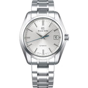 The simple silver dial brings to life the identity of Grand Seiko enhancing visibility by suppressing radiation. The strong three-dimensional indexes are tightly arranged to the outside of the calendar frame, creating harmony with the presence of the case, balance and a stately profile. The case design has a sense of presence and luxury following the standard design of Grand Seiko. The caliber 9S65 Mechanical automatic winding 3 Days lasts 72 hours at maximum winding, adopting the latest hydraul
